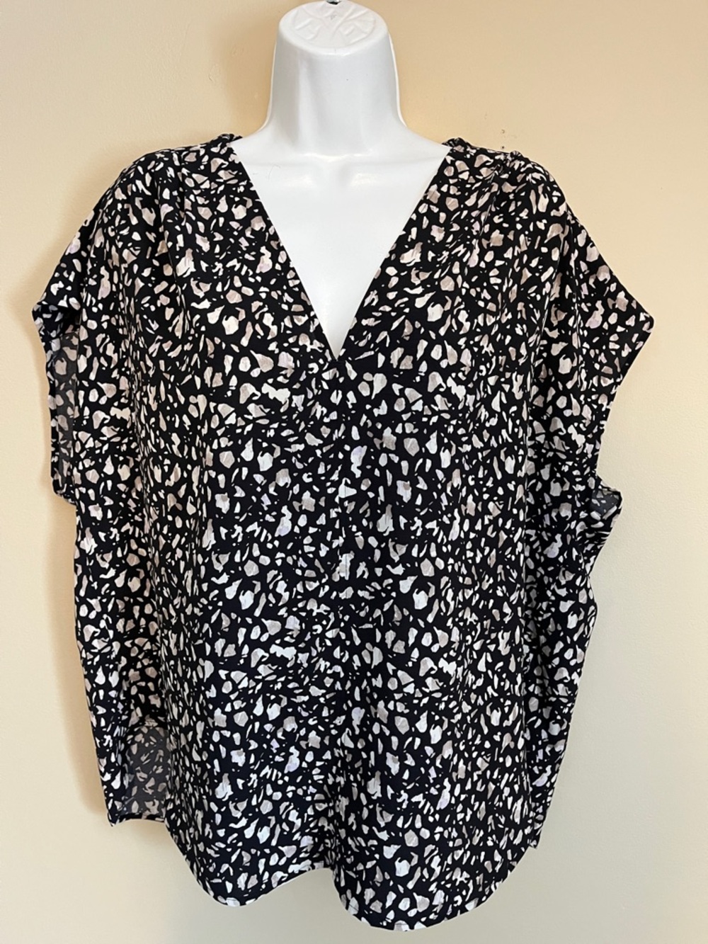 Reitmans Black and Beige Printed Blouse